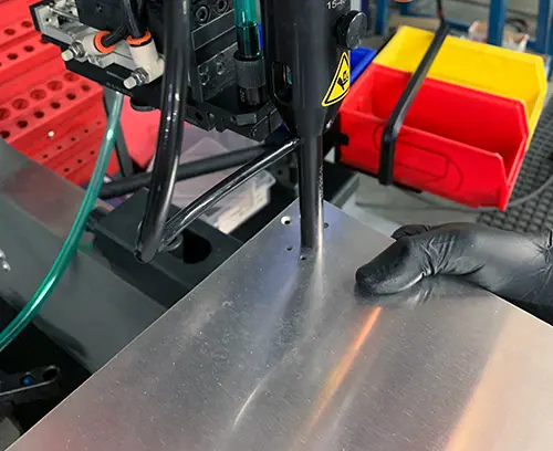 Der Einsatz wird dann von der Maschine in die Platte eingepreßt.