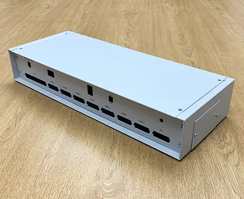 Gehäusefrontplatten – vollständig gestanzt, lackiert und bedruckt. 